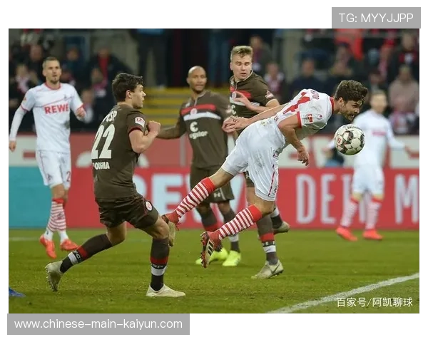 -球迷烟花烟雾中挥舞围巾，柏林联合主场文化瞬间-